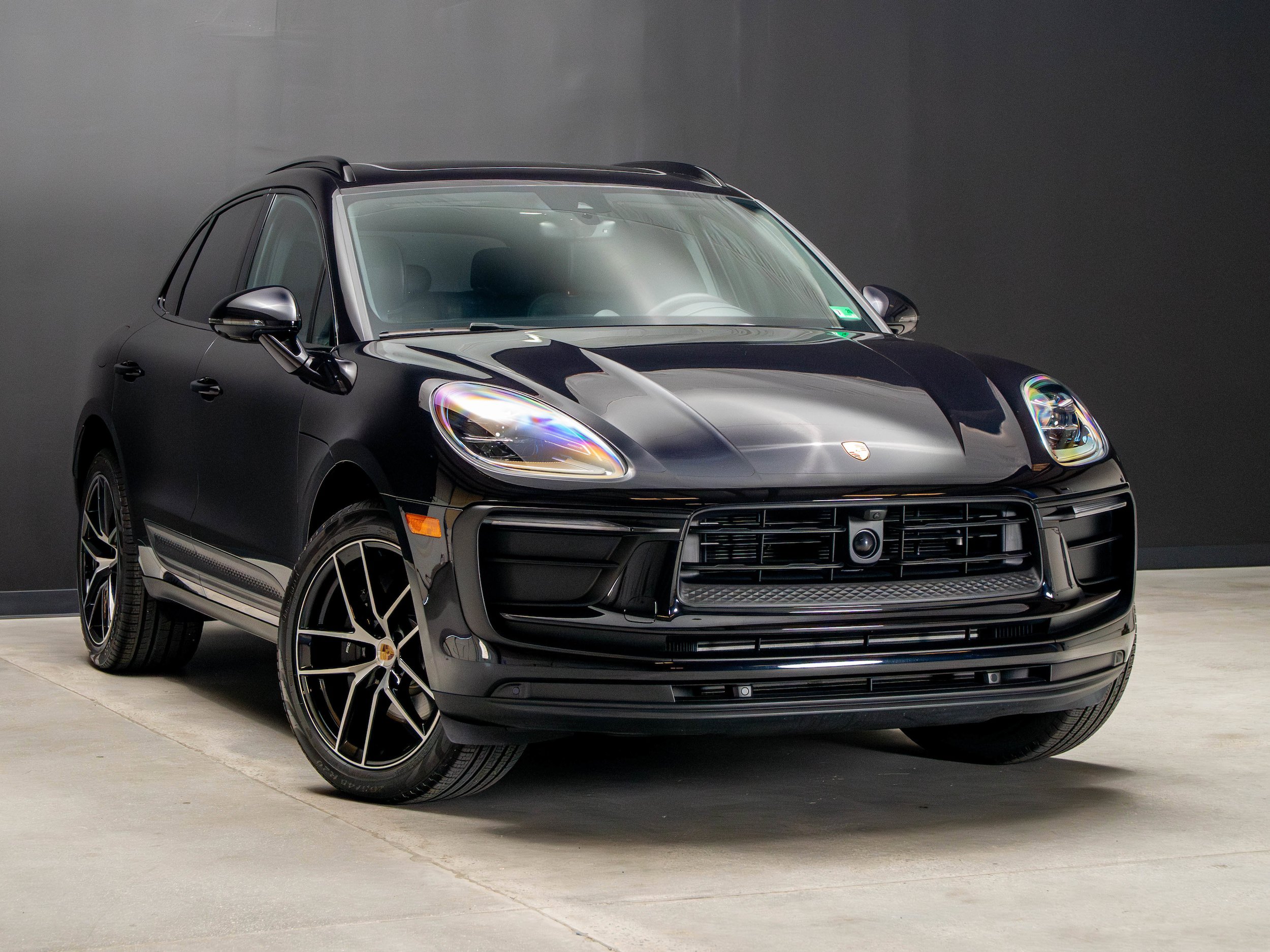 Certified 2025 Porsche Macan AWD/4WD image 9