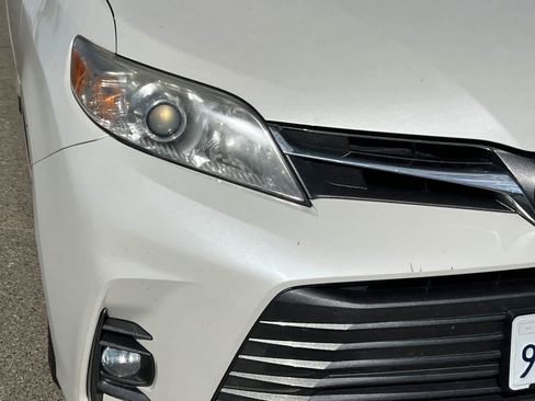 Used 2018 Toyota Sienna XLE w/ XLE Navigation Package FWD image 14