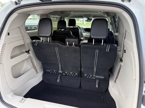 Used 2023 Chrysler Pacifica Touring-L FWD image 23