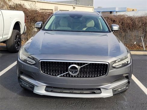 Used 2017 Volvo V90 T6 Cross Country image 2