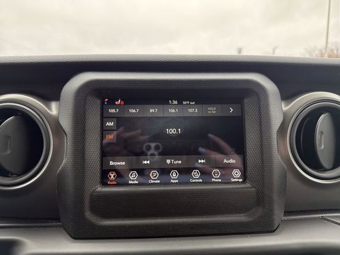 Used 2023 Jeep Gladiator Sport image 23