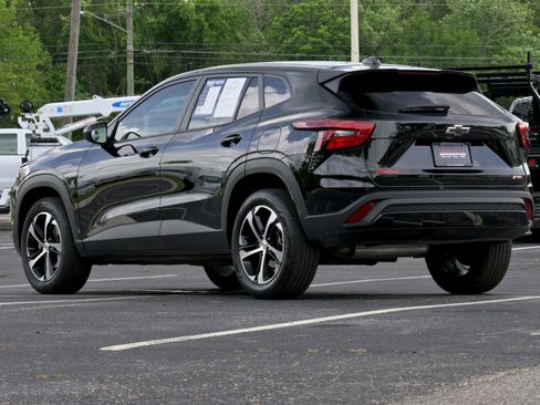 Used 2025 Chevrolet Trax RS w/ Driver Confidence Package FWD image 3
