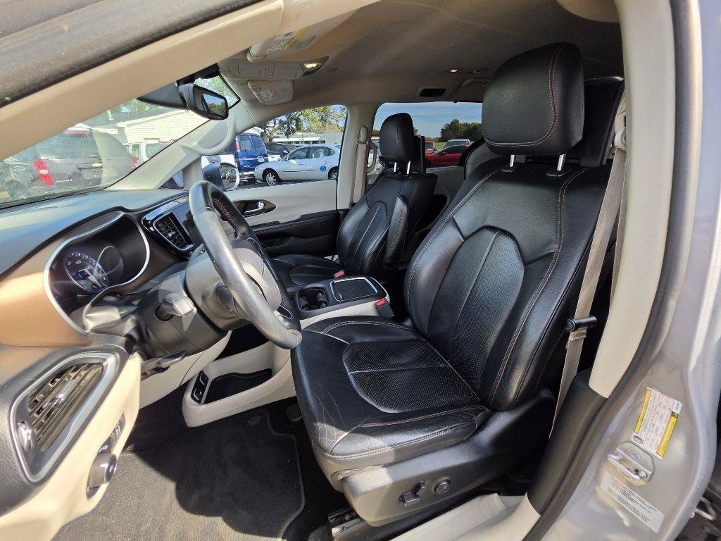 Used 2017 Chrysler Pacifica Touring-L Plus w/ Tire & Wheel Group FWD image 14
