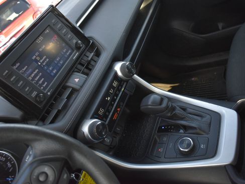 Used 2021 Toyota RAV4 LE image 22