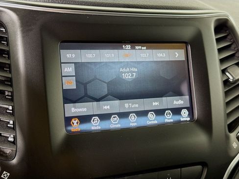 Used 2021 Jeep Cherokee Latitude w/ Mopar Interior Package FWD image 7