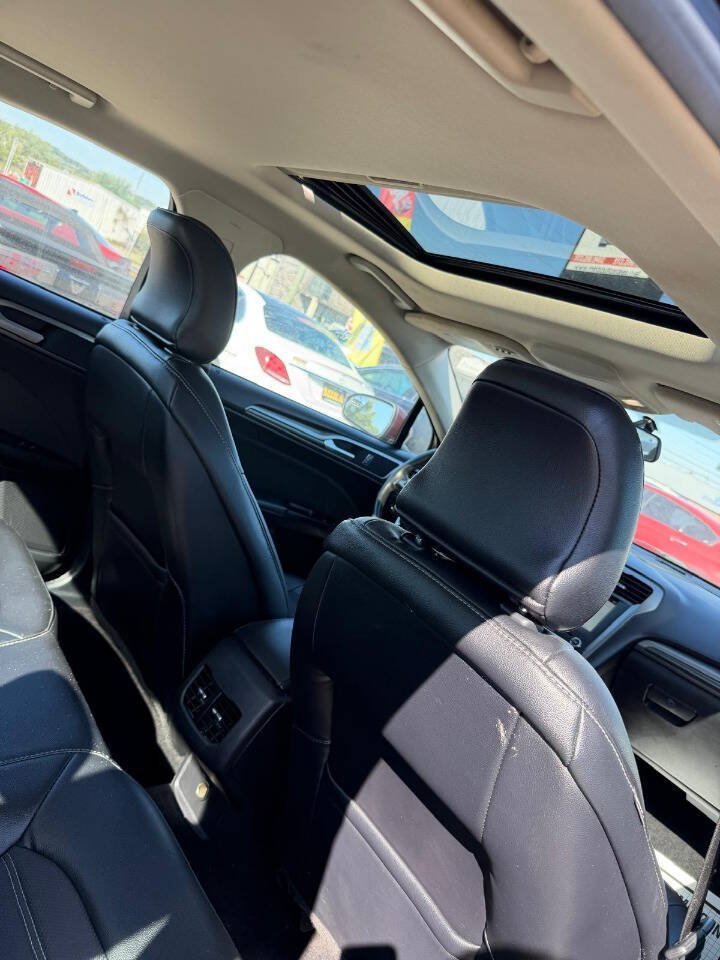Used 2017 Ford Fusion SE w/ Equipment Group 201A FWD image 22