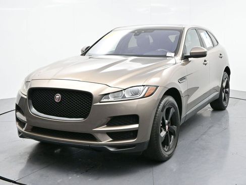 Used 2017 Jaguar F-PACE Premium image 3
