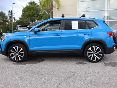 Used 2023 Volkswagen Taos SE w/ Panoramic Sunroof Package FWD image 6