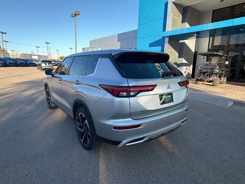 Used 2023 Mitsubishi Outlander SE image 3