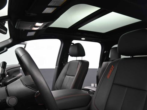 Used 2024 Nissan Titan PRO-4X w/ Pro-4x Convenience Package image 11