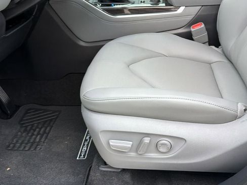 New 2026 Toyota Highlander Limited image 16