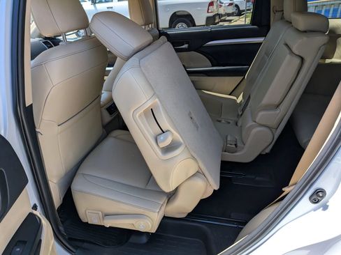 Used 2019 Toyota Highlander XLE AWD/4WD image 32