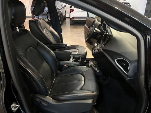 Used 2025 Chrysler Pacifica Select image 37