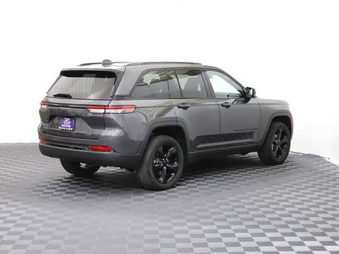 Used 2022 Jeep Grand Cherokee Altitude AWD/4WD image 9