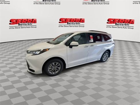 New 2025 Toyota Sienna XLE image 5