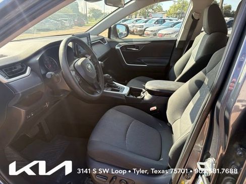 Used 2020 Toyota RAV4 XLE w/ Convenience Package FWD image 11