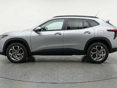 Used 2025 Chevrolet Trax LT FWD image 4