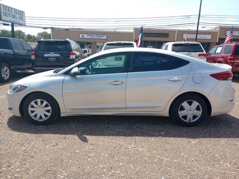 Used 2018 Hyundai Elantra SE FWD image 4