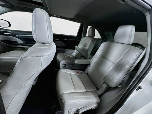 Used 2019 Toyota Highlander Limited AWD/4WD image 18
