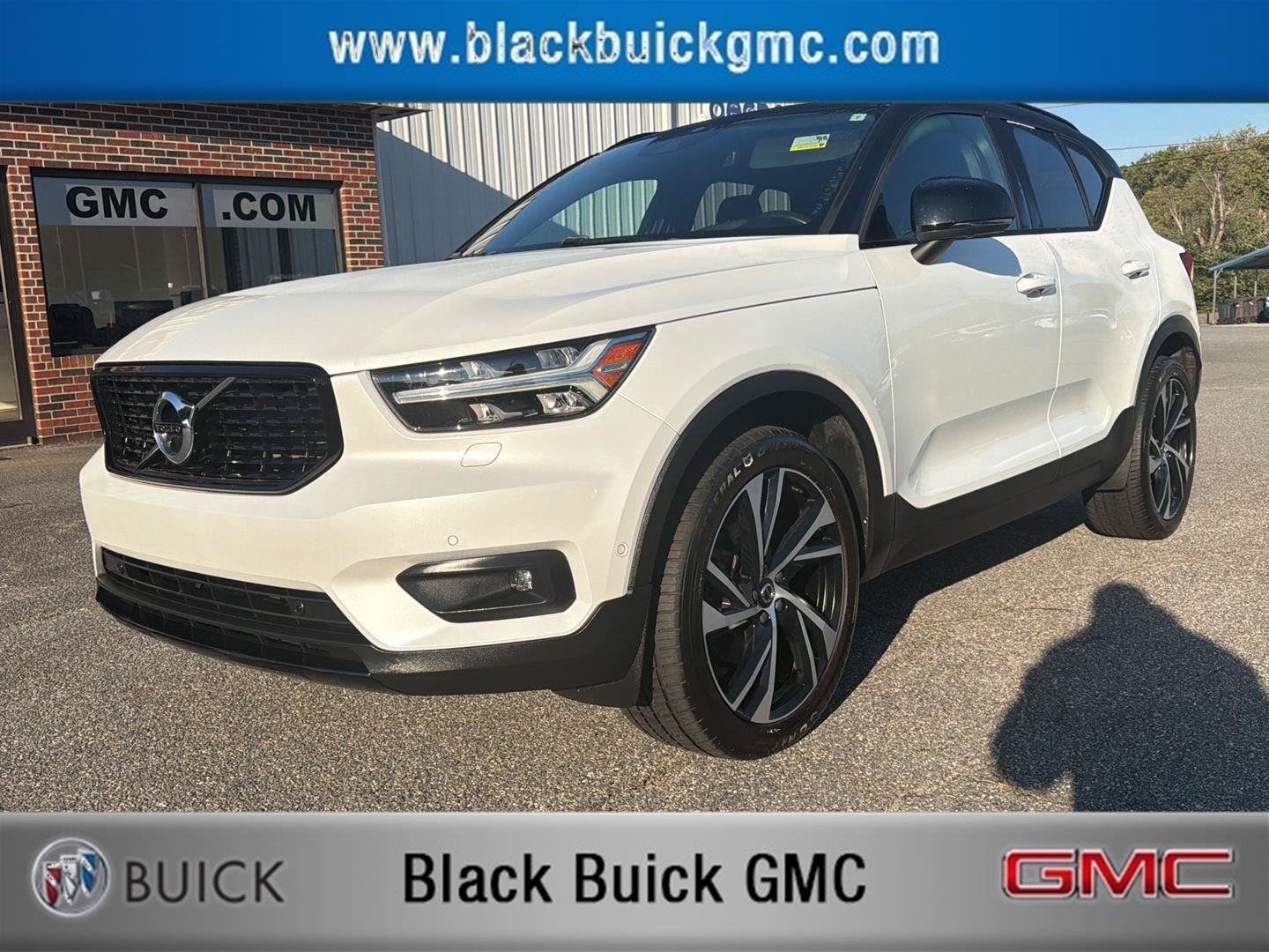 Used 2019 Volvo XC40 T4 R-Design FWD image 1