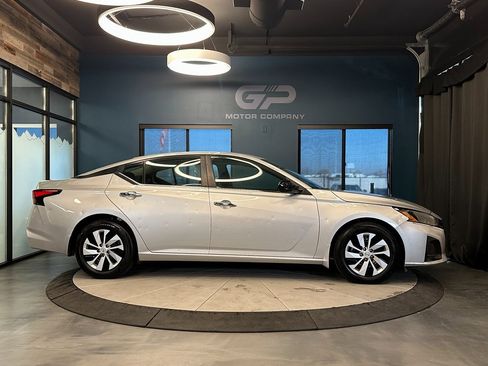 Used 2024 Nissan Altima 2.5 S image 2