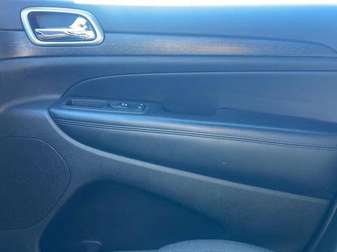 Used 2018 Jeep Grand Cherokee Laredo image 21