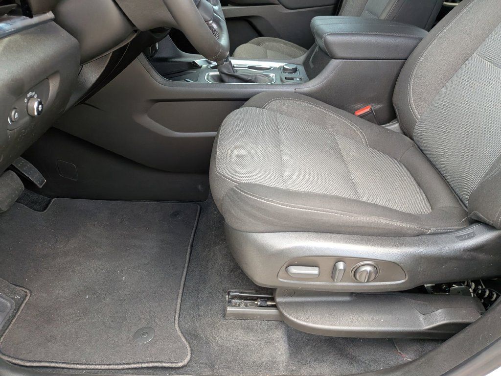 Used 2023 Chevrolet Traverse LT FWD image 15