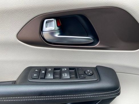 Used 2023 Chrysler Voyager LX FWD image 9