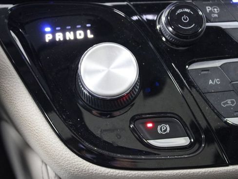 Used 2022 Chrysler Pacifica Limited FWD image 47