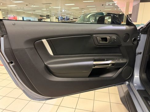 Used 2022 Ford Mustang Shelby GT500 w/ Technology Package RWD image 18