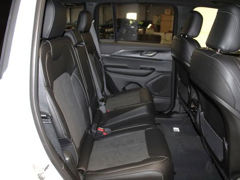 New 2025 Jeep Grand Cherokee Laredo image 31