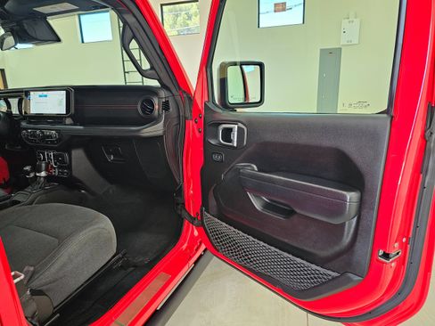 Used 2024 Jeep Wrangler Unlimited Rubicon AWD/4WD image 34
