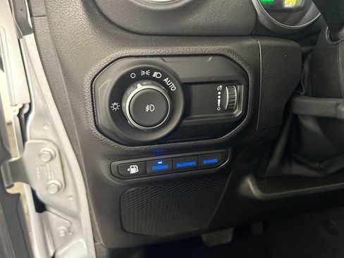 Used 2023 Jeep Wrangler Unlimited Sahara w/ Cold Weather Group AWD/4WD image 17