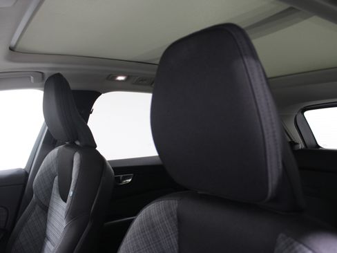 Used 2022 Volvo XC60 B5 Momentum image 4