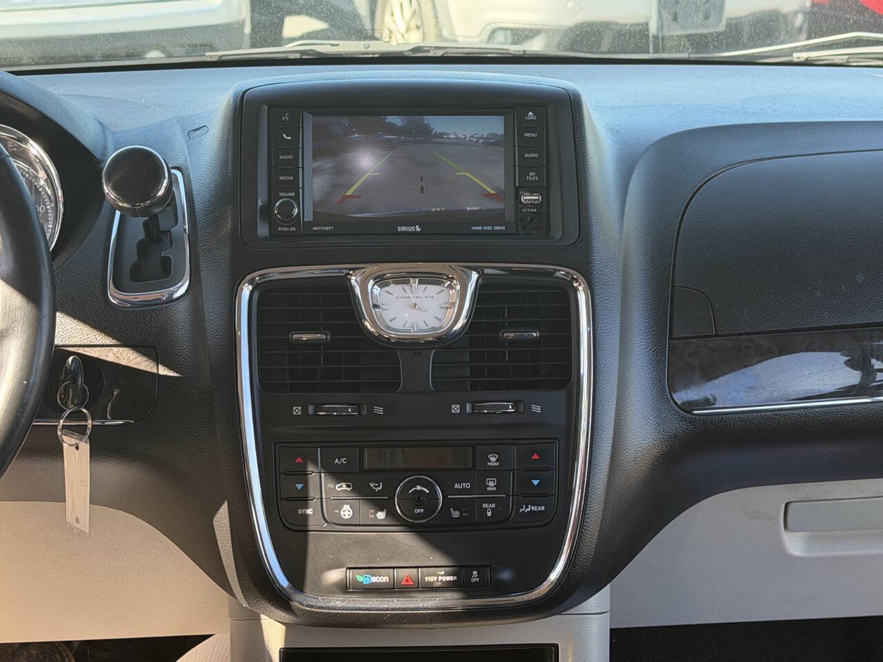 Used 2013 Chrysler Town & Country Touring-L w/ Driver Convenience Group FWD image 11