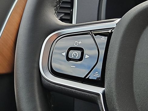 Certified 2025 Volvo XC90 B6 Plus w/ Protection Package Premier image 22