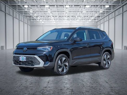 Used 2025 Volkswagen Taos SE w/ Panoramic Sunroof Package AWD/4WD image 9