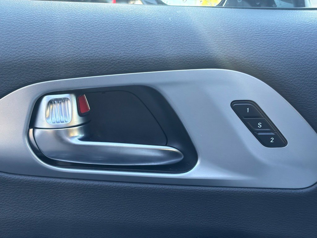 Used 2026 Chrysler Pacifica Limited w/ S Appearance Package FWD image 9