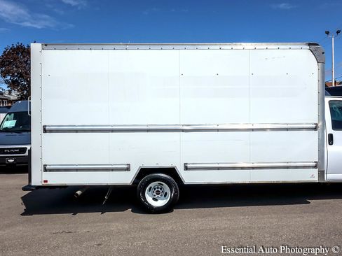 Used 2019 GMC Savana 3500 Extended w/ Driver Convenience Package image 9