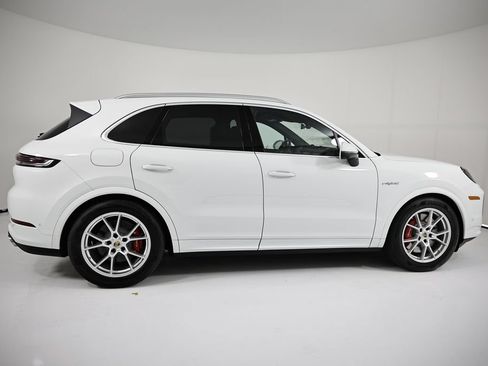 Certified 2025 Porsche Cayenne S AWD/4WD image 8