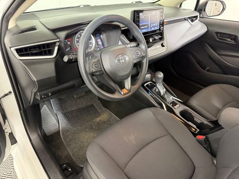 Used 2022 Toyota Corolla LE image 3