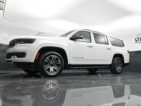 Used 2024 Jeep Wagoneer L Series II w/ Flexible Seating Group image 19