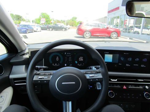 Used 2025 Hyundai Sonata SEL FWD image 17
