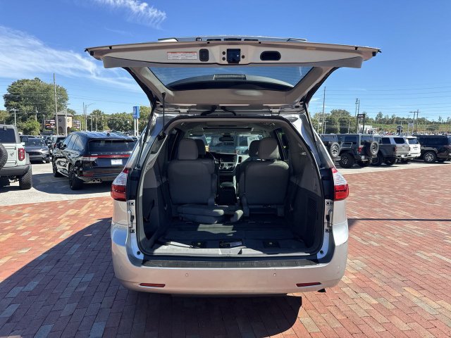 Used 2019 Toyota Sienna XLE Premium FWD image 29