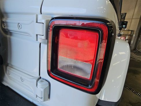 Used 2020 Jeep Wrangler Unlimited Sahara image 32