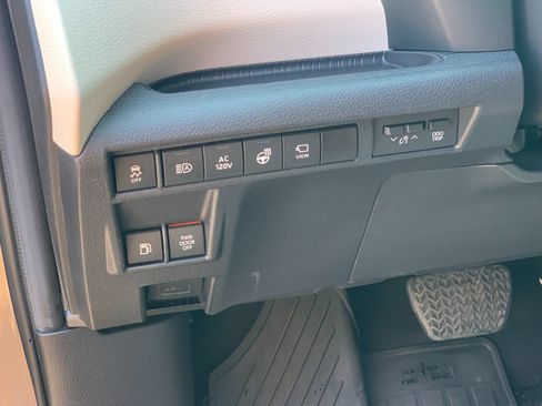 Used 2024 Toyota Sienna Platinum FWD image 34