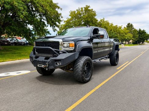 Used 2018 GMC Sierra 2500 Denali w/ Duramax Plus Package AWD/4WD image 1