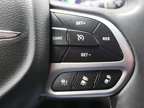 Used 2022 Chrysler Pacifica Touring-L FWD image 40