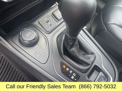 Used 2019 Jeep Cherokee Latitude Plus w/ Cold Weather Group AWD/4WD image 23