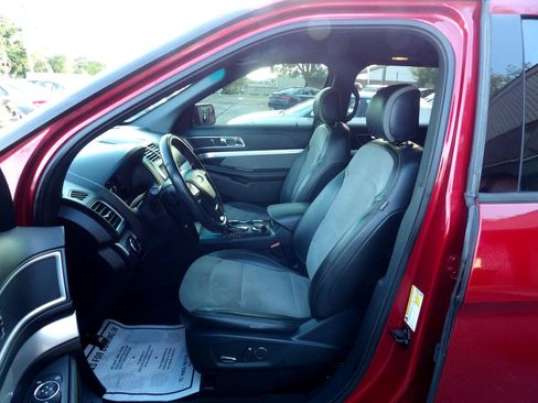 Used 2017 Ford Explorer XLT w/ Equipment Group 202A image 13
